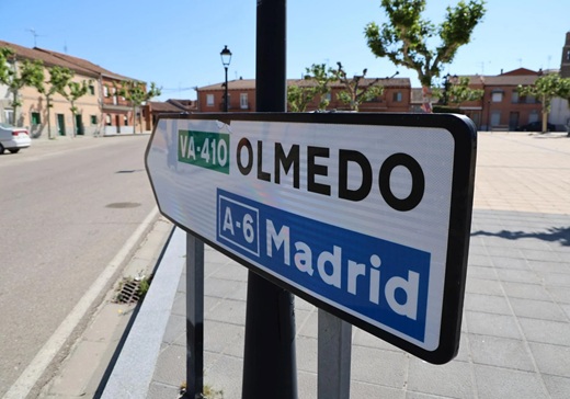 Indicador de Olmedo, en las inmediaciones de la Plaza Mayor de Ataquines. Rodrigo Ucero 