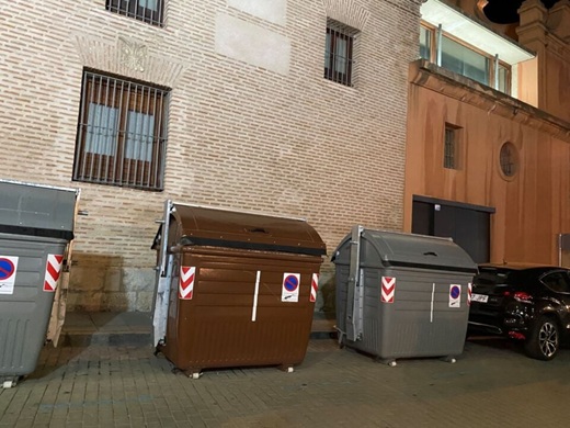 Contenedores actuales a las puertas de la Colegiata de San Antolín // Foto: La Voz de Medina