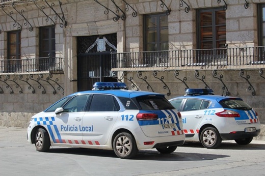Policía local de Medina del Campo frente al Ayuntamiento de la Villa de las Ferias // Foto de archivo de La Voz 