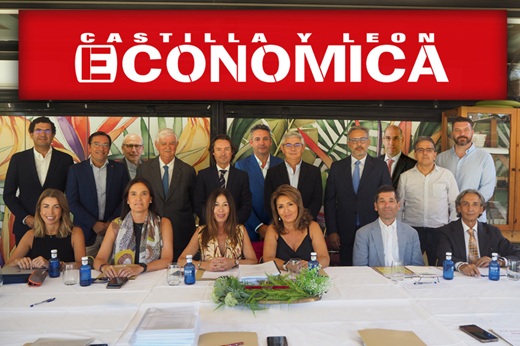 De izquierda a derecha, sentados: Sandra Martínez, directora general adjunta de Iberaval; Isabel Ibáñez Basterra, responsable de Comunicación Externa y Patrocinios de CaixaBank en Castilla y León; Luisa Alcalde, socia fundadora de Castilla y León Económica; Micaela Núñez Feijoó, directora de la Zona Noroeste del Grupo Eulen; Francisco Hevia, ex director corporativo de Galletas Gullón; y Juan Carlos de Margarida, presidente de Ecova. De pie: Eduardo Estévez, director de EFCL; Prudencio Herrero, director de Aenor en Castilla y León; Ignacio San Millán, director general de Asercomex Logistics; Godofredo García, presidente del Grupo Limcasa y premio de Honor 2024; Alberto Cagigas, director de Castilla y León Económica; Roberto García Iglesias, consejero delegado de GRI; José Daniel Posadas, delegado de Gadisa en Castilla y León; Roberto Cossio, plant manager de Burgos y Palencia de Benteler; Carlos Martín Tobalina, viceconsejero de Economía y Competitividad de la Junta de Castilla y León; Rubén García, director gerente STI; y David Esteban Miguel, secretario general de CEOE Castilla y León. De izquierda a derecha, sentados: Sandra Martínez, directora general adjunta de Iberaval; Isabel Ibáñez Basterra, responsable de Comunicación Externa y Patrocinios de CaixaBank en Castilla y León; Luisa Alcalde, socia fundadora de Castilla y León Económica; Micaela Núñez Feijoó, directora de la Zona Noroeste del Grupo Eulen; Francisco Hevia, ex director corporativo de Galletas Gullón; y Juan Carlos de Margarida, presidente de Ecova. De pie: Eduardo Estévez, director de EFCL; Prudencio Herrero, director de Aenor en Castilla y León; Ignacio San Millán, director general de Asercomex Logistics; Godofredo García, presidente del Grupo Limcasa y premio de Honor 2024; Alberto Cagigas, director de Castilla y León Económica; Roberto García Iglesias, consejero delegado de GRI; José Daniel Posadas, delegado de Gadisa en Castilla y León; Roberto Cossio, plant manager de Burgos y Palencia de Benteler; Carlos Martín Tobalina, viceconsejero de Economía y Competitividad de la Junta de Castilla y León; Rubén García, director gerente STI; y David Esteban Miguel, secretario general de CEOE Castilla y León.