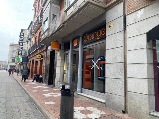 Reposición de la luna en uno de los comercios afectados // Foto: La Voz de Medina