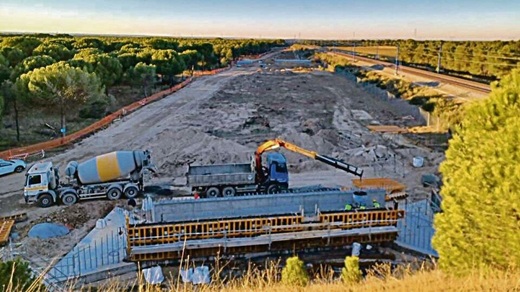 Movimiento de tierras, primeros pasos para la realización de la ‘U’ cerca dfe la localidad de Olmedo, en Valladolid. Movimiento de tierras, primeros pasos para la realización de la ‘U’ cerca dfe la localidad de Olmedo, en Valladolid.