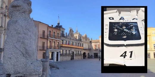 Al fondo, imagen de archivo de la Plaza Mayor de la Hispanidad. En el marco, placa en proceso de restauración // La Voz