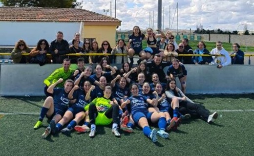 CD Medinense Femenino celebra el ascenso con la afición // Foto cedida CD Medinense Femenino celebra el ascenso con la afición // Foto cedida