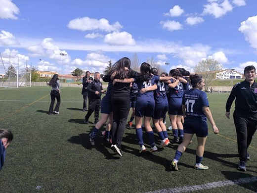 CD Medinense Femenino celebra el ascenso con la afición // Foto cedida CD Medinense Femenino celebra el ascenso con la afición // Foto cedida