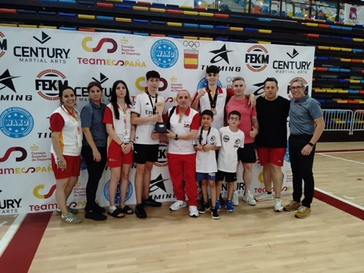 José Manuel Alonso, tuvo el honor de recoger el trofeo que acredita a Castilla y León como tercera clasificada en la categoría femenina a nivel nacional, José Manuel Alonso, tuvo el honor de recoger el trofeo que acredita a Castilla y León como tercera clasificada en la categoría femenina a nivel nacional,