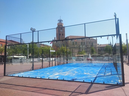 Imagen de archivo: Pista de pádel en la Plaza Mayor de la Hispanidad de Medina del Campo Imagen de archivo: Pista de pádel en la Plaza Mayor de la Hispanidad de Medina del Campo