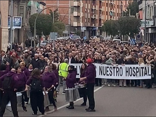 Manifestantes en Medina del Campo bajo el lema «Salvemos nuestro hospital»