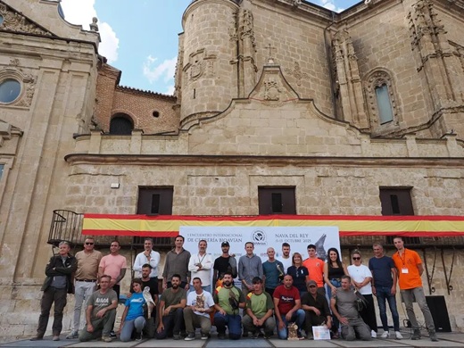 Enrique Navarro y Trifino Vegas, campeones del encuentro nacional de cetrería de Nava del Rey, organizado por BioAvian. - Foto: BioAvian Enrique Navarro y Trifino Vegas, campeones del encuentro nacional de cetrería de Nava del Rey, organizado por BioAvian. - Foto: BioAvian