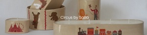 Nuestra nueva colección de velas Circus by saBa llega para dar un aire diferente a tu espacio. Piezas que aportan un gesto de magia a cualquier rincón y que, cuando la vela termina, continúan como recipientes únicos. También puedes adquirirlas sin vela, listas para usar. Diseñadas para disfrutar, conservar y hacer tu día a día un poco más especial.