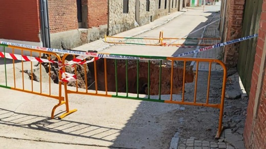 Socavón en la calle Murga de la localidad de Rodilana, en Medina del Campo Socavón en la calle Murga de la localidad de Rodilana, en Medina del Campo