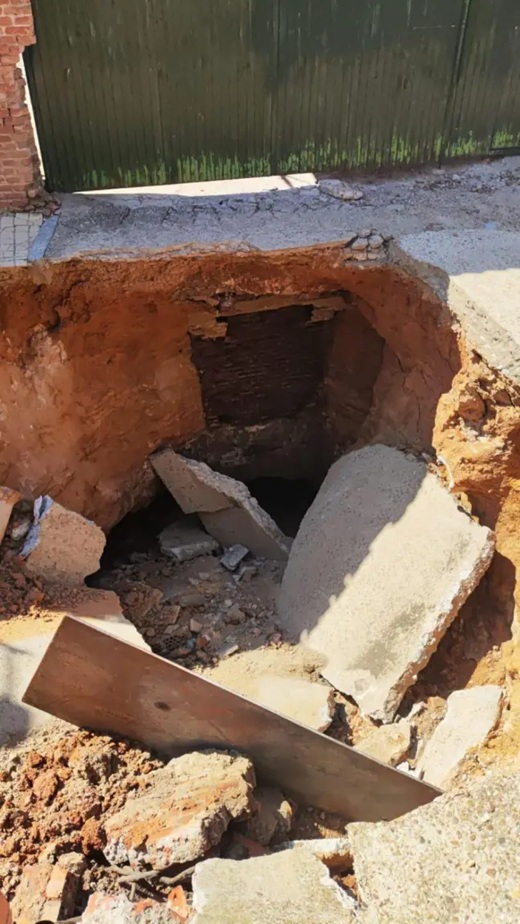 Socavón en la calle Murga de la localidad de Rodilana, en Medina del Campo Socavón en la calle Murga de la localidad de Rodilana, en Medina del Campo