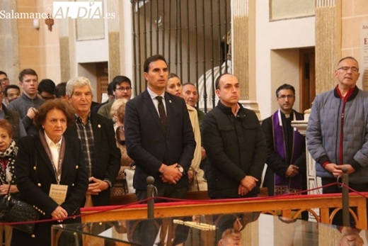 Personalidafes presentes ante el cuerpo incorrupto de Santa Teresa de Jesús