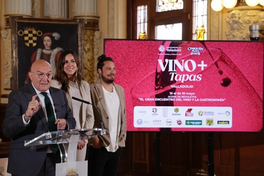 El alcalde de Valladolid, Jesús Julio Carnero, y la concejala de Turismo, Eventos y Marca Ciudad, Blanca Jiménez, presentan ‘Vino + Tapas’. Foto: Ayto Valladolid