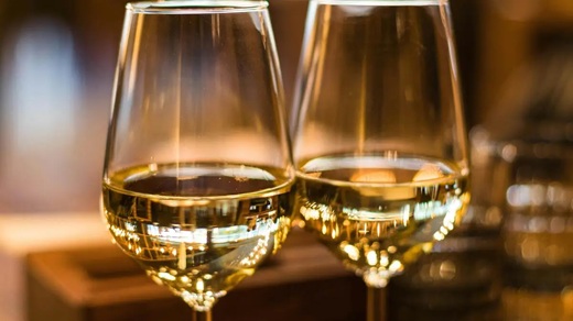 Dos copas de vino blanco, símbolo del sabor y la identidad de los vinos de Valladolid. | Pexels