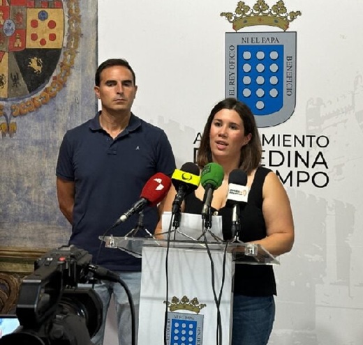 Guzmán Gómez, alcalde de Medina del Campo y Nadia González, concejal de Festejos // Foto La Voz