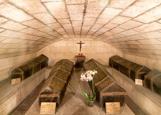 La Cripta, en ella está depositados los féretros reales, de plomo, identificados con la inicial de casa nombre sobre la cubierta; en el centro, los Reyes Católicos sobre una plataforma de cantería; a los lados, sobre el poyo corrido que circunda el interior los féretros de Dª. Juana y D. Felipe y el pequeño atauz del príncipe de Asturias, D. Miguel. En la pared frontal un pequeño crucifijo de madera de estilo gótico preside la cripta. También estuvieron depositados aquí, antes de su traslado al Escorial, en 1754, los cadáveres de la emperatriz Dª Isabel de Portugal, de la princesa Dª. María y de los infantes D. Fernando y D. Juan, hijos del emperador. La Cripta, en ella está depositados los féretros reales, de plomo, identificados con la inicial de casa nombre sobre la cubierta; en el centro, los Reyes Católicos sobre una plataforma de cantería; a los lados, sobre el poyo corrido que circunda el interior los féretros de Dª. Juana y D. Felipe y el pequeño atauz del príncipe de Asturias, D. Miguel. En la pared frontal un pequeño crucifijo de madera de estilo gótico preside la cripta. También estuvieron depositados aquí, antes de su traslado al Escorial, en 1754, los cadáveres de la emperatriz Dª Isabel de Portugal, de la princesa Dª. María y de los infantes D. Fernando y D. Juan, hijos del emperador.