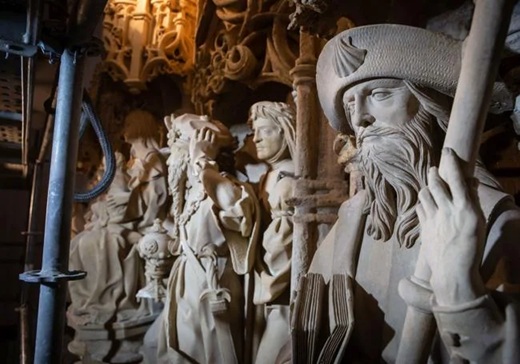 Detalle de las esculturas a diez metros de altura. JORGE PASTOR Detalle de las esculturas a diez metros de altura. JORGE PASTOR