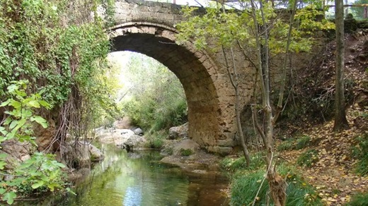 El nombre de este puente procede de los herrajes al rev&eacute;s que pusieron los caballeros a sus caballos para despistar a la guardia mora.