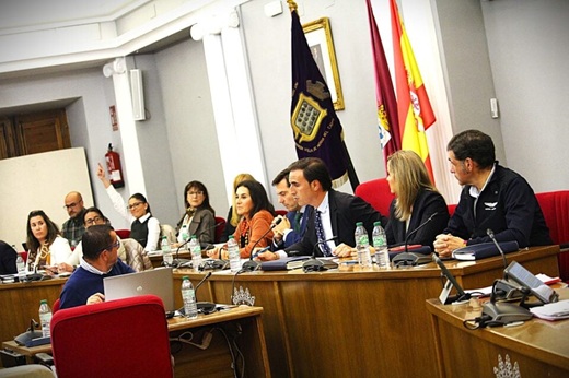 Atenea Santana vota en el sentido marcado por VOX; Alberto Amigo se posiciona en la postura de los populares // Paula de la Fuente