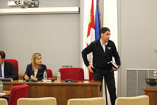 Alberto Amigo se marcha del pleno justo despu&eacute;s de la votaci&oacute;n // Paula de la Fuente