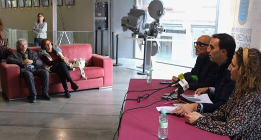 Emiliano Allende acompañado de su mujer, al fondo; en la mesa, el nuevo director de la Semana de Cine, Guzmán Gómez y Cristina Aranda // Foto: La Voz