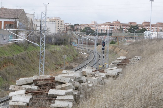 Traviesas bibloque retiradas de la v&iacute;a entre Salamanca y &Aacute;vila y apiladas junto a la l&iacute;nea. ALMEIDA