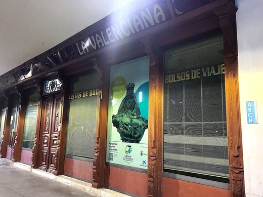 Escaparates con un vinilo espec&iacute;fico que corresponde a la historia de Medina del Campo // Foto: La Voz