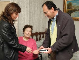 Mara Jess Ayala y el doctor Carbajo hacen el control a Ana Herrero. / MIGUEL NGEL SANTOS