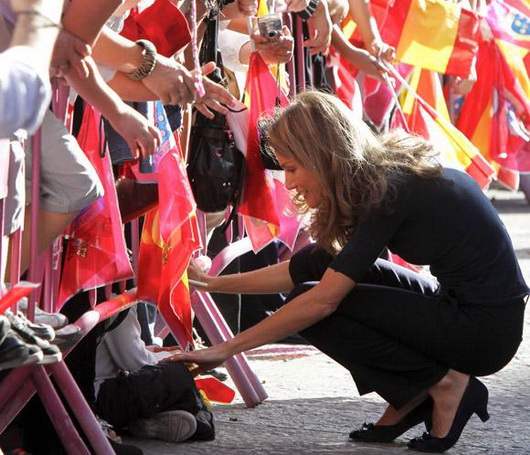 La Princesa Letizia acercándose al niño