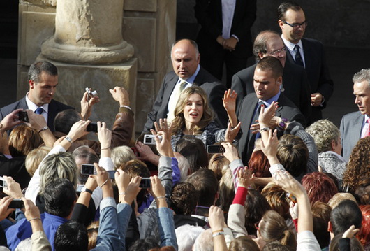 La Princesa Letizia saludando