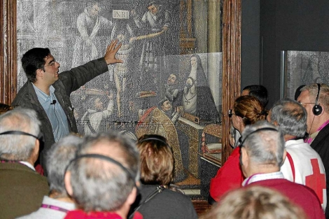 Uno de los guías explica una obra al grupo de visitantes. | Foto: Juan