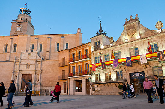 Colegiata de San Antolín (izquierda) y Ayuntamiento de Medina | © Javier García Blanco.