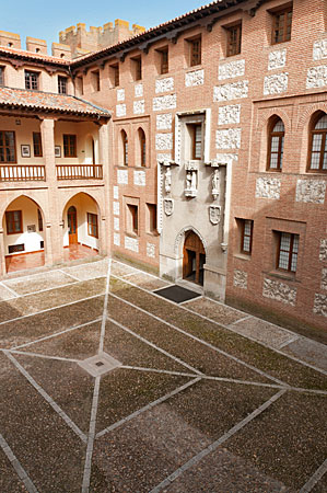 Patio interior del castillo de La Mota | © Javier García Blanco.
