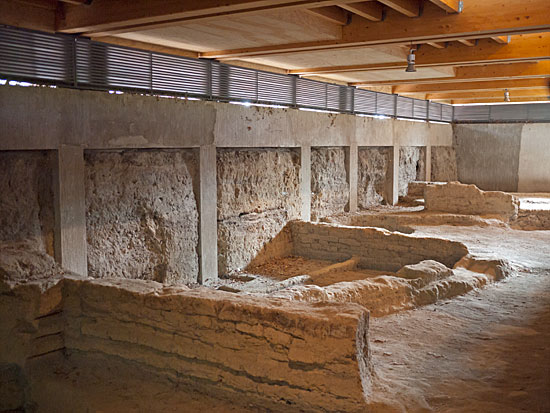 Los primeros restos arqueológicos, encontrados en el cerro de la Mota, datan del siglo V antes de nuestra era. Los romanos dejaron vestigios de su paso por estas tierras, en un altozano llamado “Las Peñas” y a los árabes les debemos el nombre: METINA.
Restos prerromanos en la loma de La Mota