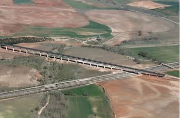 Viaducto de la nueva línea sobre la A-62. Foto Ricardo Melgar
