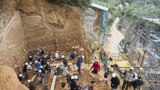 Investigadores excavan en el yacimiento de Atapuerca. / Ricardo Ordoñez-Ical