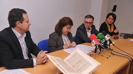 Antonio Sánchez, director del Museo de las Ferias; Teresa Rebollo, concejala de Cultura; Javier Fernández, director del Centro de Conservación y Restauración de Bienes Culturales, y María Luisa Matres, restauradora, presentan el libro. / F. J