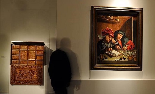 Arriba, ‘Los cambistas’, pintura de Marinus van Reymerswale, y escritorio del XVII. / Fran Jiménez