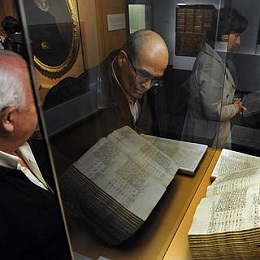 A la derecha, cartas comerciales de Simón Ruiz a su corresponsal en Sevilla, Pedro de Tolosa. / Fran Jiménez
