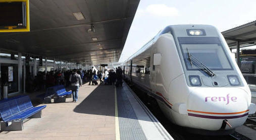 Un tren en la estación de Vialia.