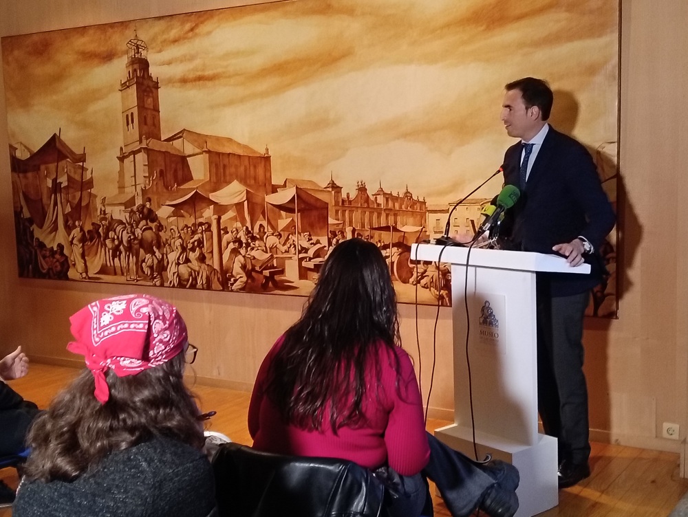Presentación del cuadro “Feria en la Plaza Mayor de Medina del Campo”, de José Ma García “Castilviejo”, prestado por la Cámara de Comercio de Valladolid, y su dibujo preparatorio donado recientemente a nuestro museo. ( REGRESAMOS )