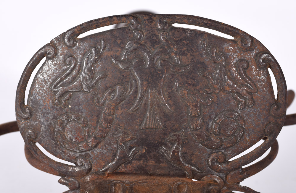 Espada llamada “de Cristóbal de Mondragón”.Hoja toledana, 1576-1608 / Inscripción: DE · LVIS / DE · AIALA (marcado) Guarnición hacia 1728.Acero (la hoja); hierro (la guarnición); madera, terciopelo verde, hilo de plata y hierro (la vaina). Long. total: 96 cm; long. hoja: 79 cm; ancho hoja: 5,8 cm; vaina: 82 x 6,2 cm
Herederos de Dª María Teresa Murga Mugártegui. Torre Vidarte, Marquina (Vizcaya) ( REGRESAMOS )