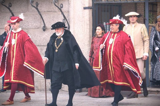Carlos V acompañado por una recreación de los antiguos maceros de Medina del Campo en una imagen de archivo
